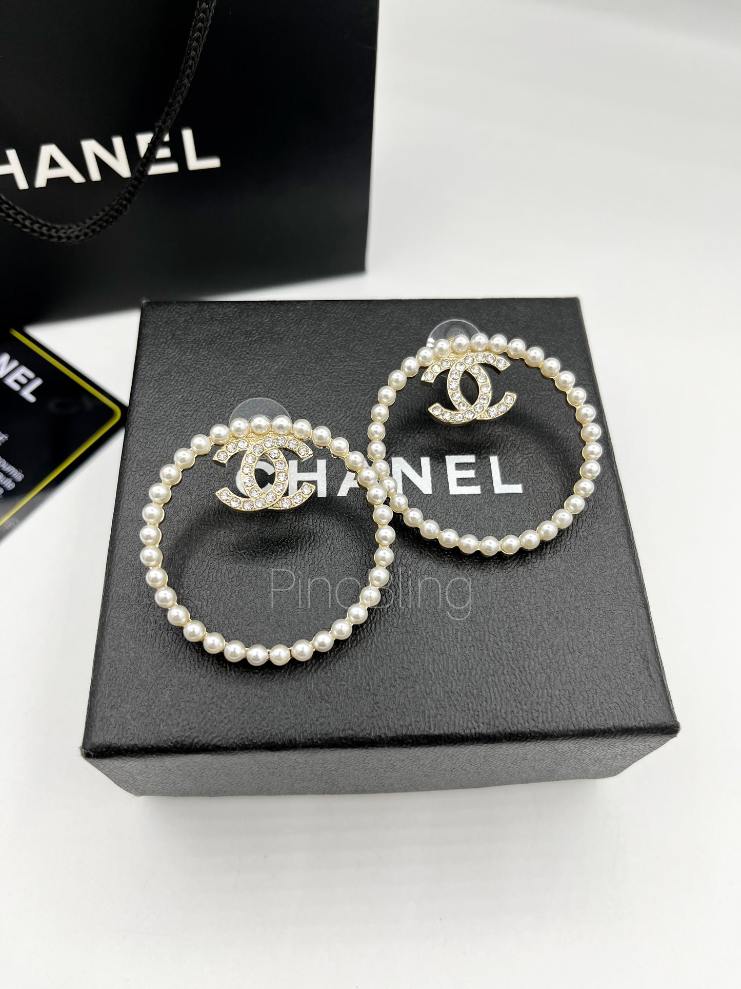 Round branded earrings chnl