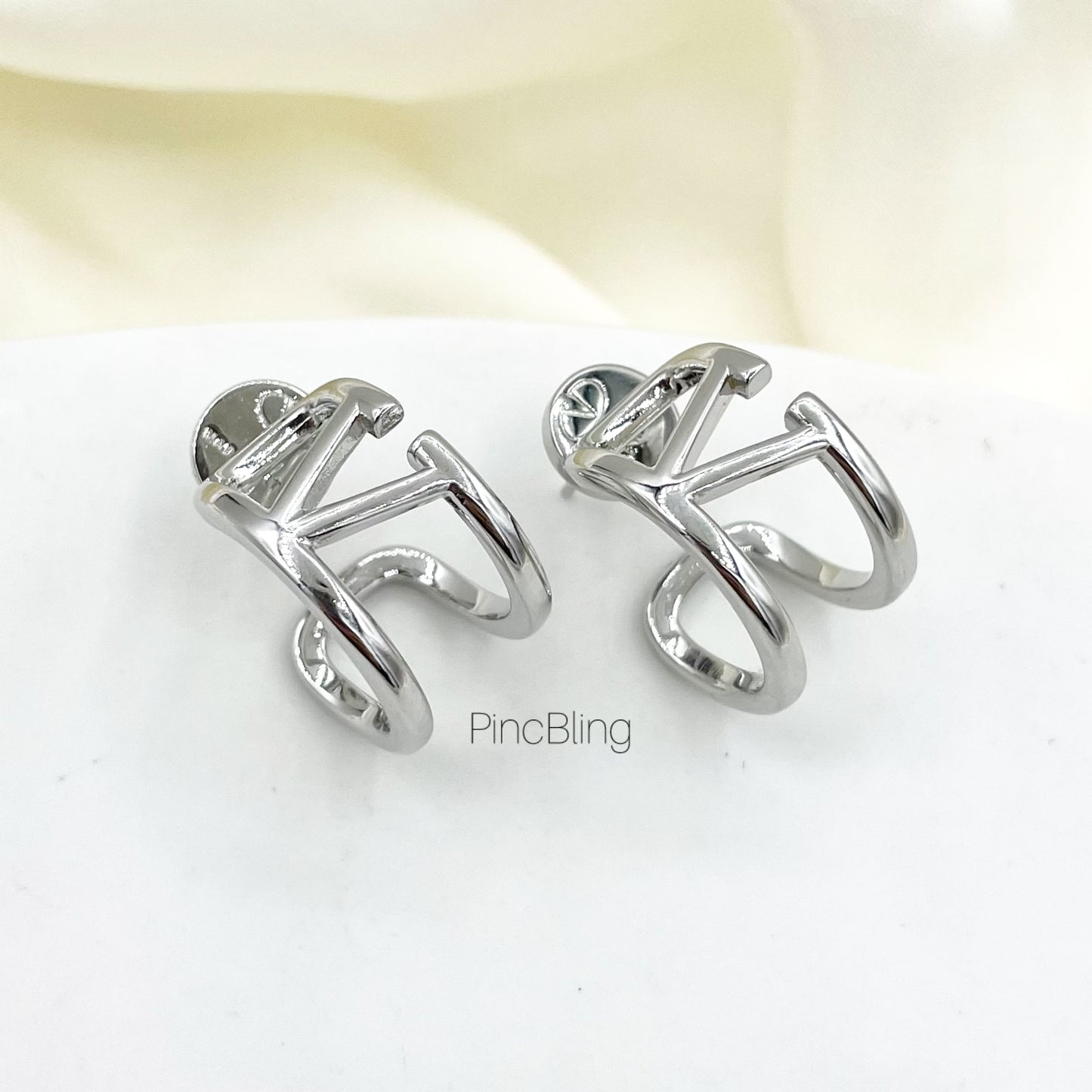 Minimal Twist Luxe Earring