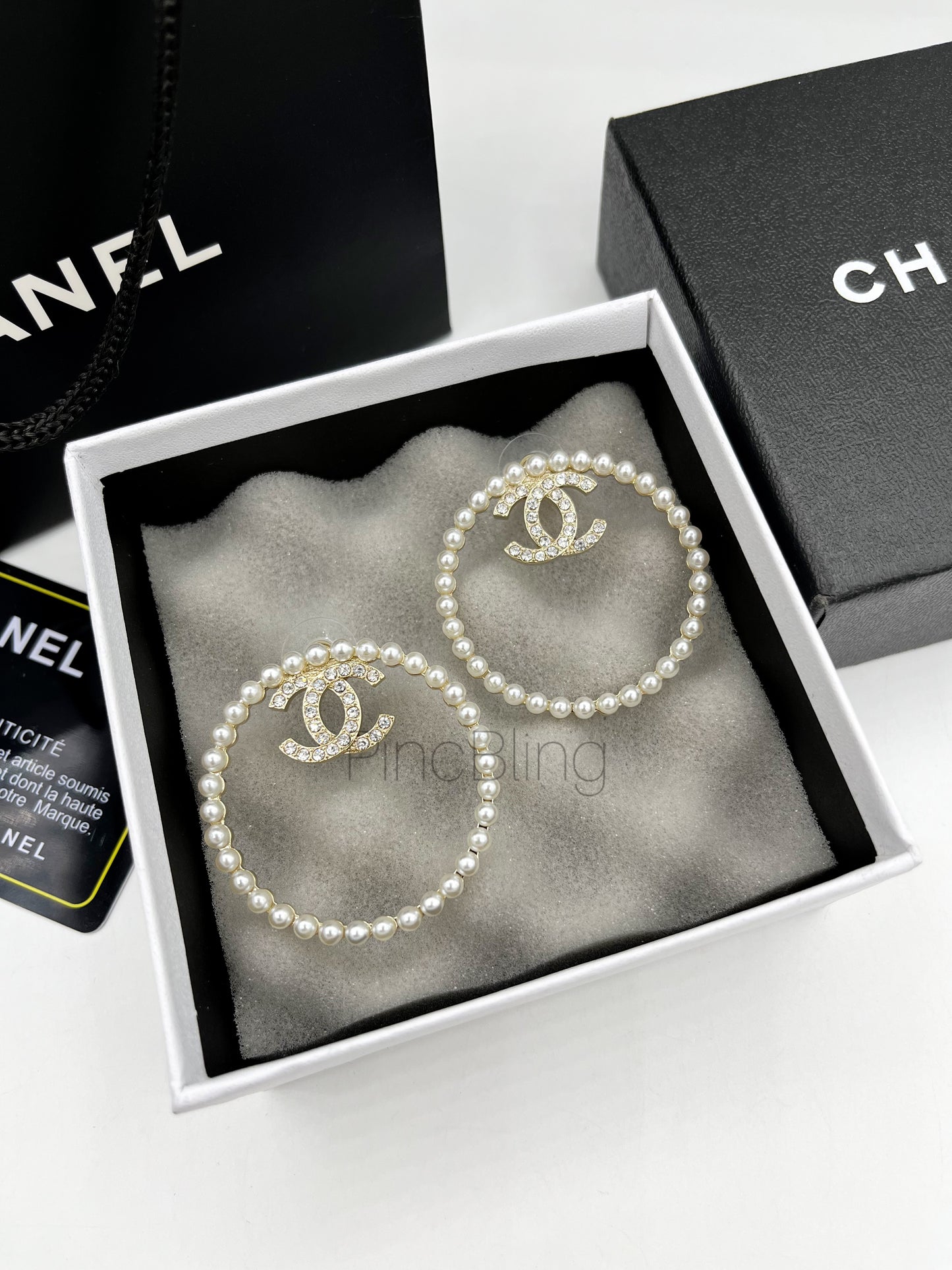 Round branded earrings chnl