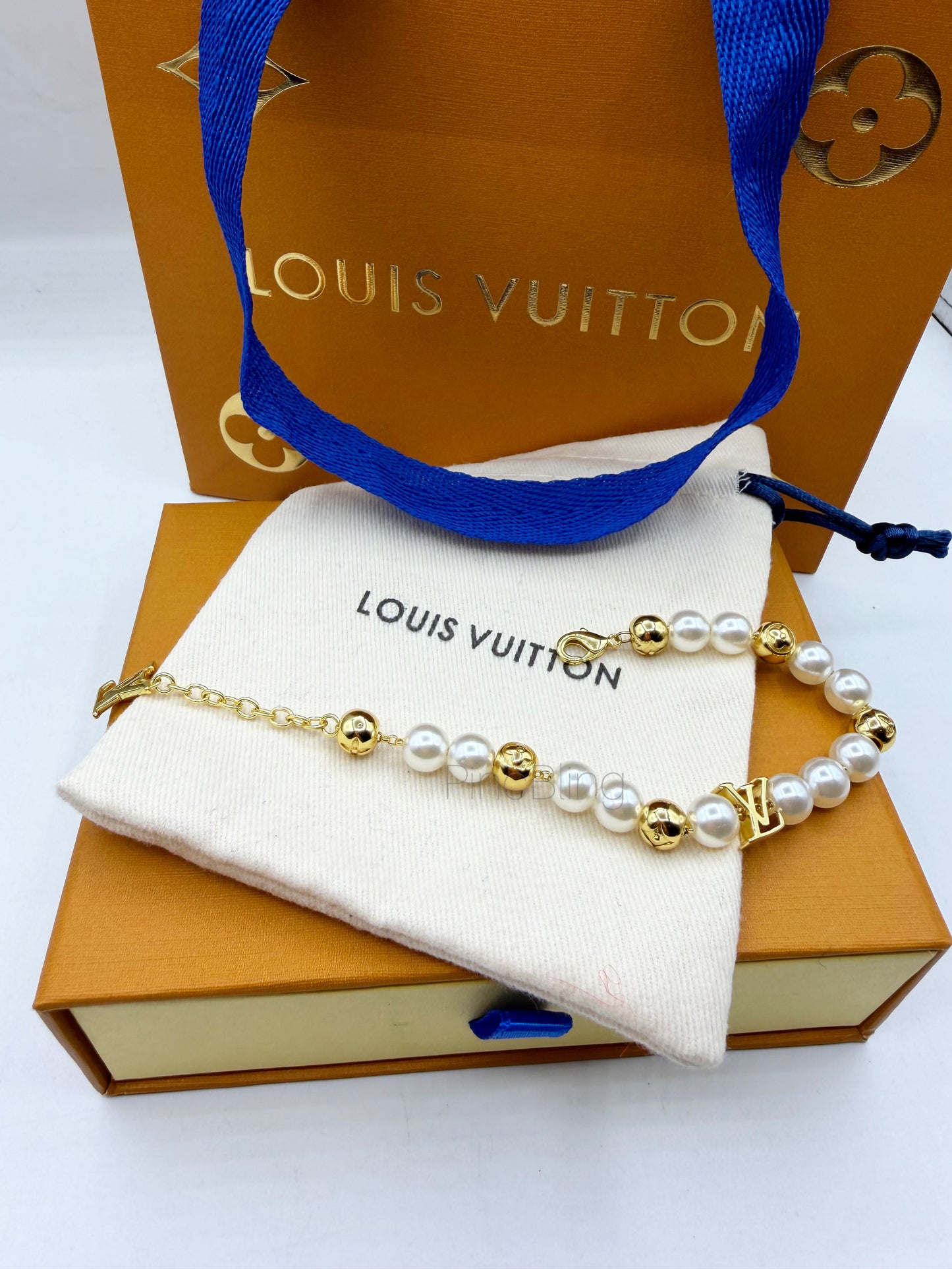 Branded white Pearl bracelet LxB