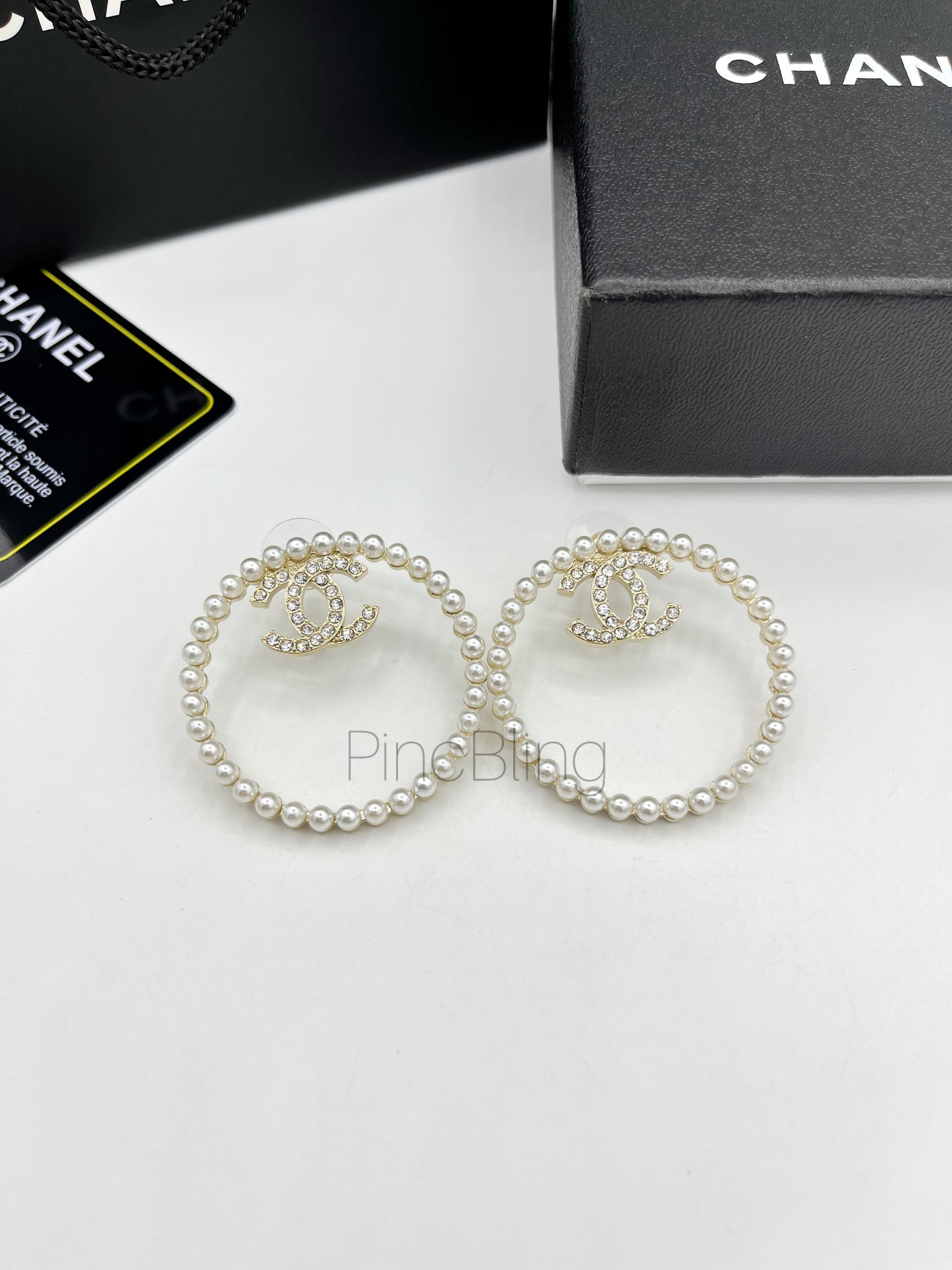 Round branded earrings chnl