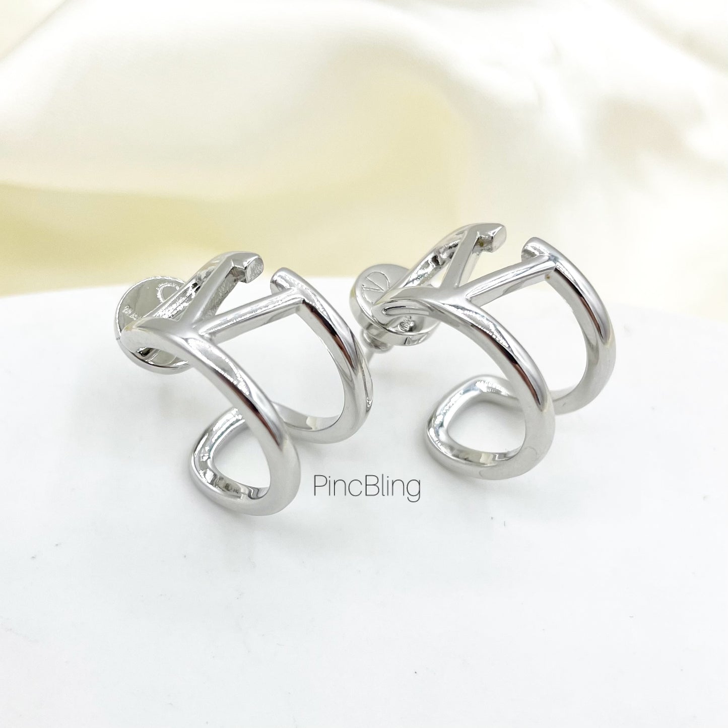 Minimal Twist Luxe Earring